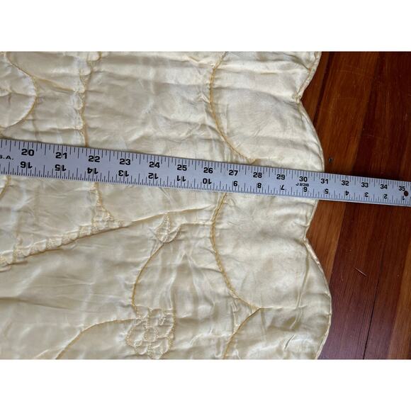 Vtg Satin Pink Yellow Scalloped Baby Blanket Embossed Detailing - Picture 4 of 10